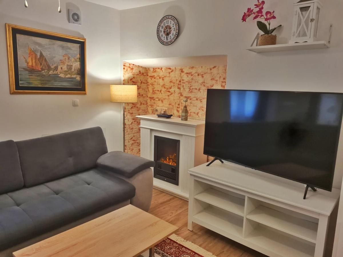 Holiday Place Veli Dvor - Vacation House With Private Garden In Old Town 普纳特 外观 照片