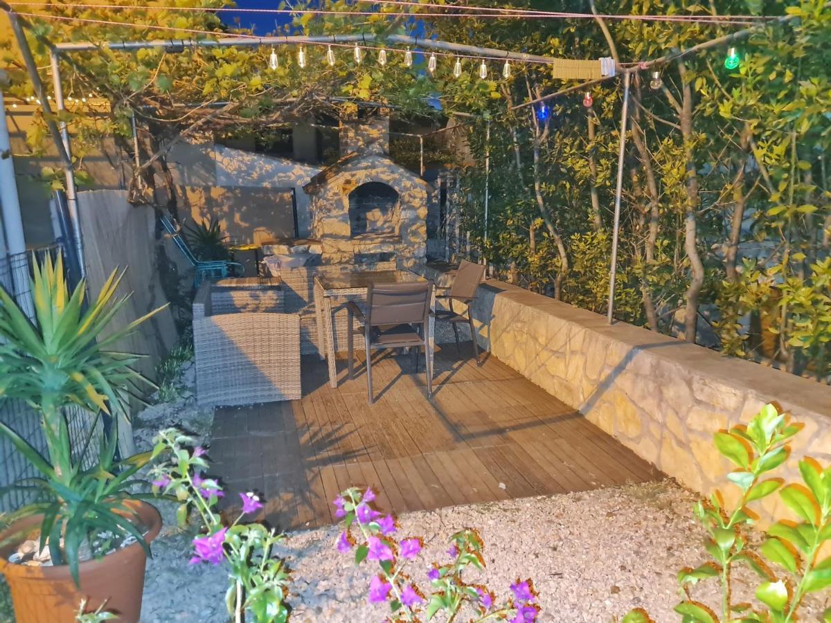 Holiday Place Veli Dvor - Vacation House With Private Garden In Old Town 普纳特 外观 照片