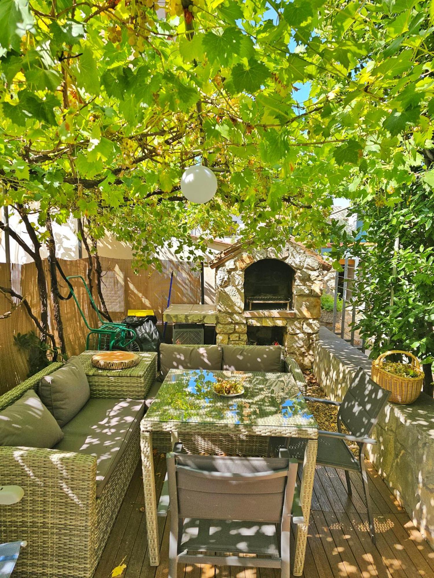 Holiday Place Veli Dvor - Vacation House With Private Garden In Old Town 普纳特 外观 照片